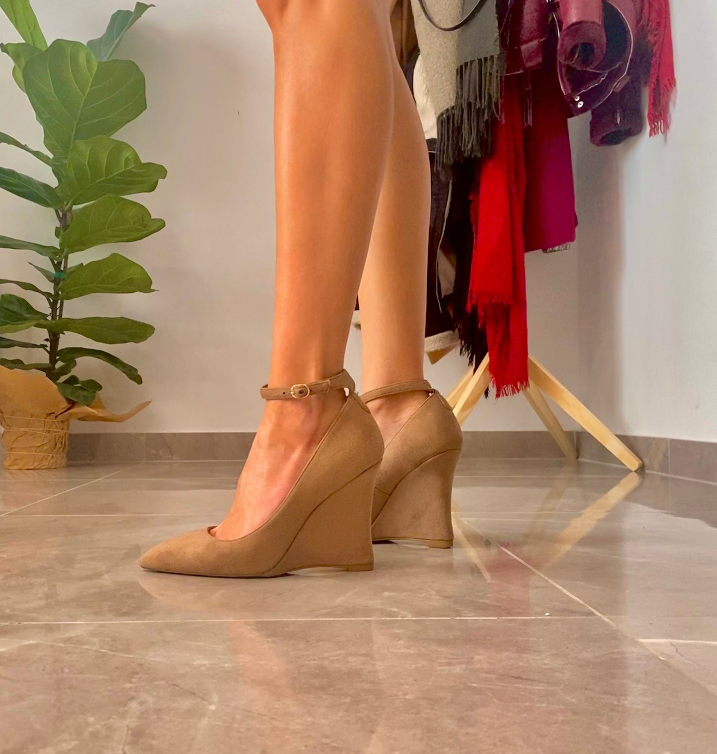 Σκούρες μπεζ γόβες