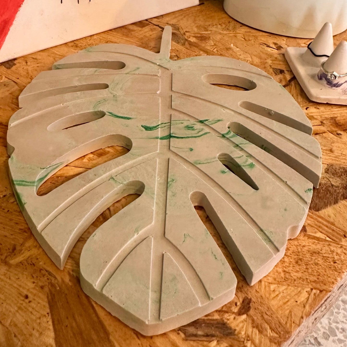 Eesome (Monstera Leaf Tray)