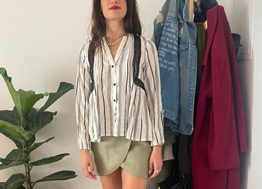 Λευκή ριγωτή μπλούζα