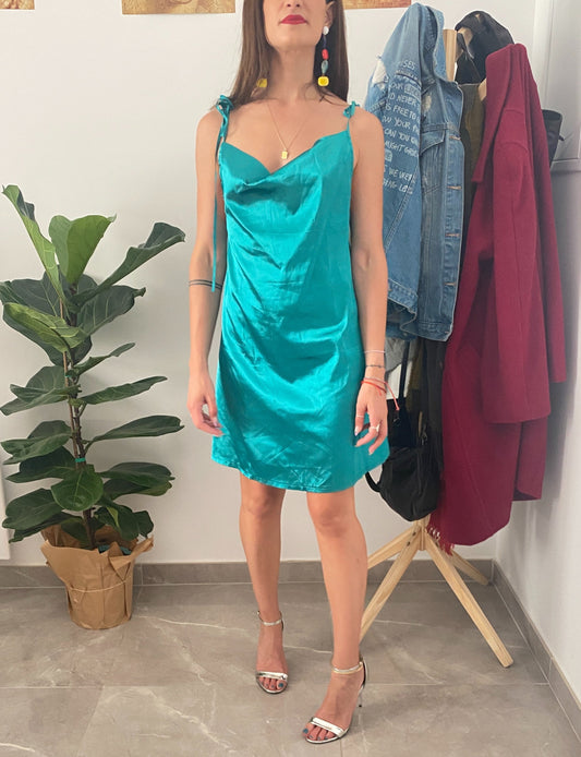 Πράσινο σατέν φόρεμα