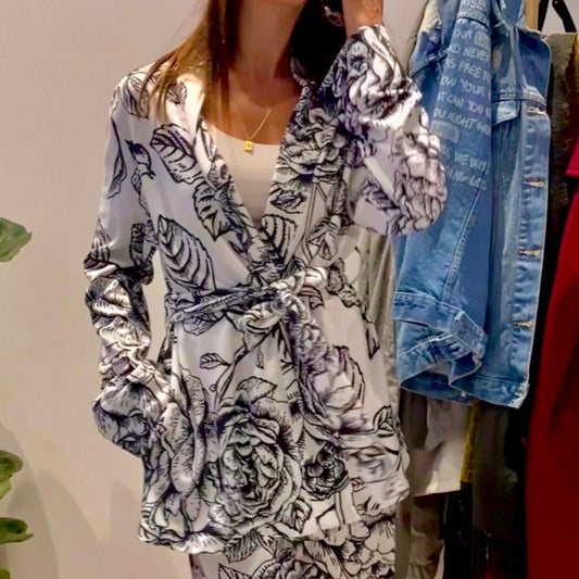 Ασπρόμαυρο κιμονό με λουλούδια